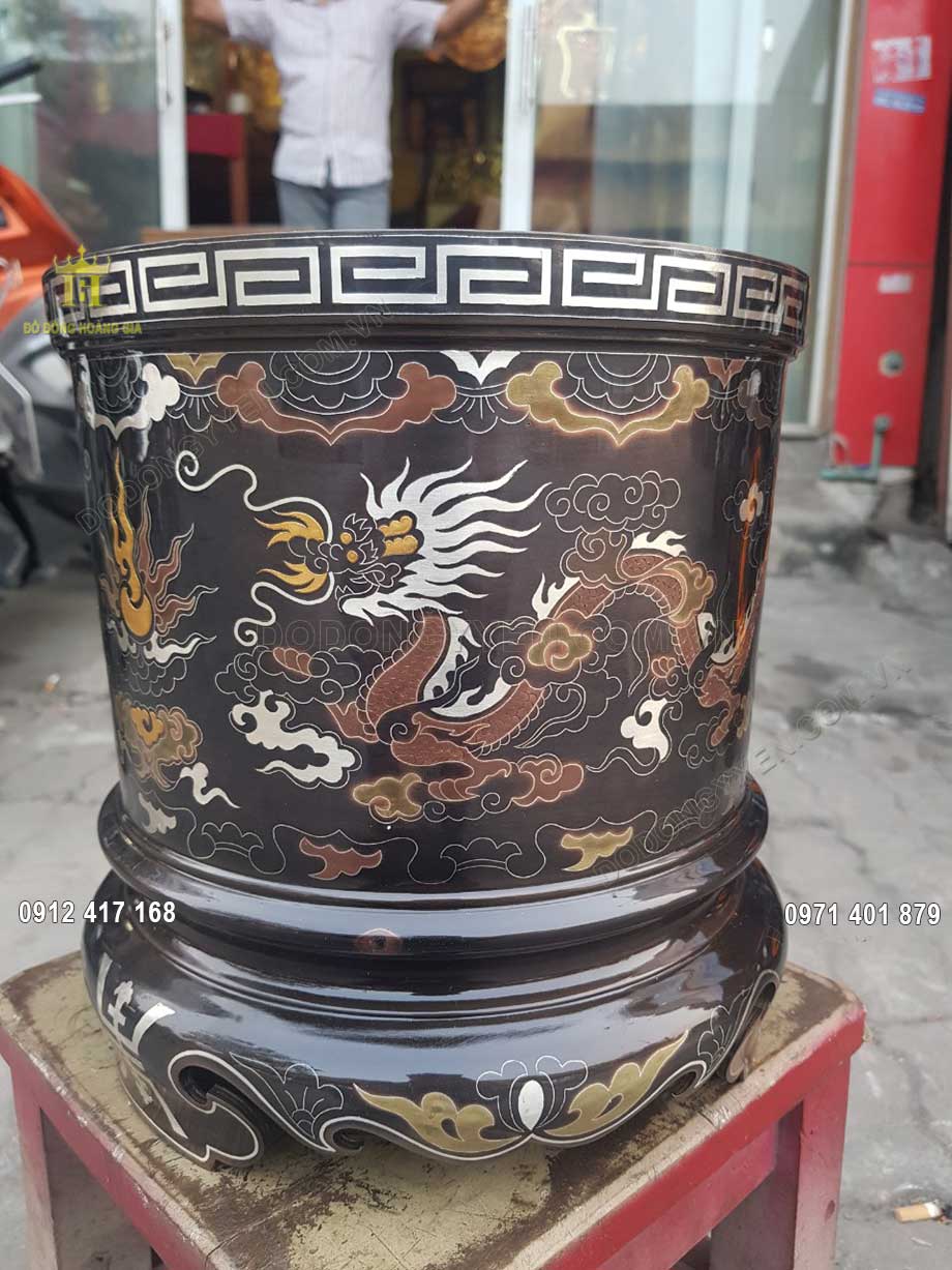 Từng họa tiết hoa văn tr&ecirc;n vật phẩm đều được chạm khắc v&ocirc; c&ugrave;ng tỉ mỉ v&agrave; sắc n&eacute;t